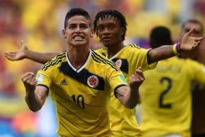 James Rodr&iacute;guez celebra el primer gol del partido ante Costa de Marfil. Atr&aacute;s lo observa Juan Cuadrado. FOTO: AFP
