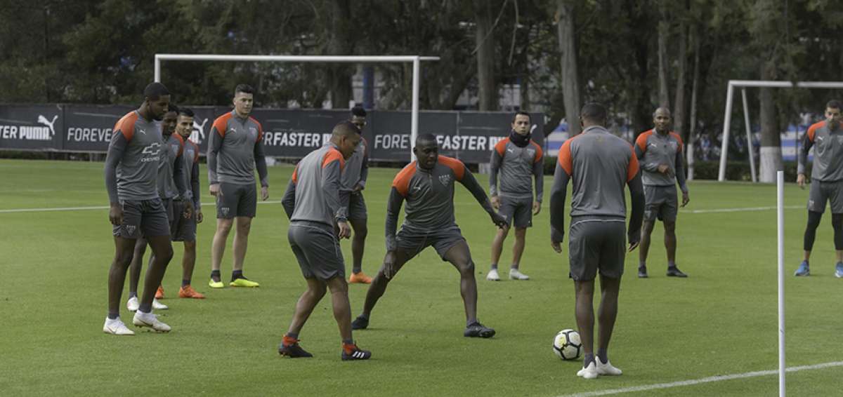 Los jugadores de Liga de Quito durante la segunda pr&aacute;ctica de pretemporada, en el complejo de Pomasqui.