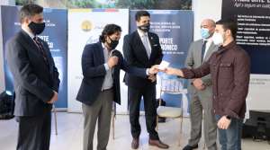 Andr&eacute;s Michelena entreg&oacute; hoy el primer pasaporte biom&eacute;trico en Cuenca