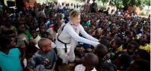 Madonna llega a Malaui para inaugurar un hospital infantil