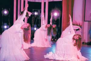 Alumnas del maestro Mauricio Naranjo, demuestran sus habilidades y destrezas, durante la gala de anoche. La asistencia fue masiva. Fotos: Roberto Ch&aacute;vez│El Tel&eacute;grafo