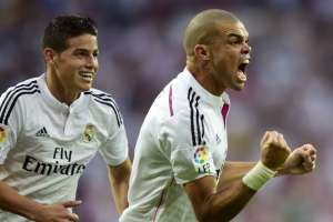 James Rodr&iacute;guez (i.) y Pepe celebran el segundo gol del Madrid que fue convertido por el portugu&eacute;s. Foto: AFP