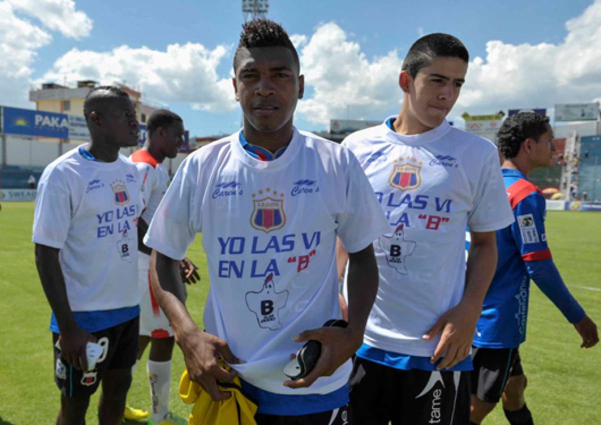 Luego del partido, los jugadores del Deportivo Quito mostraron camisetas con la leyenda &lsquo;Yo las vi en la B&rsquo;, recordando el descenso de Liga de Quito. Foto: Miguel Jim&eacute;nez / El Tel&eacute;grafo