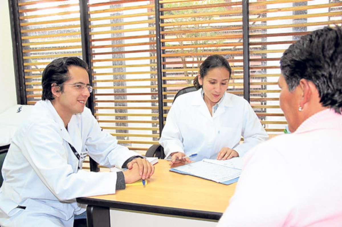 Los m&eacute;dicos del Centro de Atenci&oacute;n Ambulatoria Especializada San L&aacute;zaro se re&uacute;nen antes de atender a cada uno de los pacientes en el &aacute;rea mental. Cortes&iacute;a: Ministerio de Salud P&uacute;blica