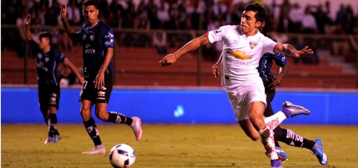 El chileno Edson Puch (d) busc&oacute; el arco rival, pero la defensa 'negriazul' estuvo siempre atenta.