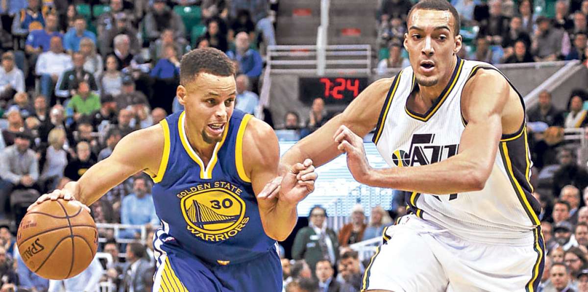 Curry (izq.) le marc&oacute; 40 tantos a los Hornets de Charlotte el martes pasado. Foto: AFP