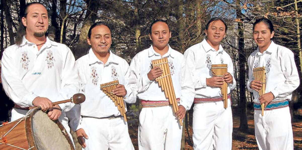Desde peque&ntilde;os aprendieron a tocar instrumentos andinos. Empezaron con conciertos en Otavalo e Ibarra. Foto: Regional Norte
