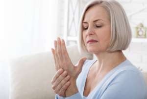 La osteoporosis puede presentarse en personas mayores de 50 años.