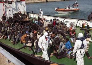 miles de migrantes pierden la vida intentando cruzar el Mediterr&aacute;neo.