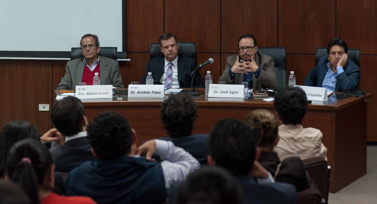 El panel estuvo conformado por Alberto Acosta, expresidente de la Asamblea Constituyente; Jos&eacute; Egas, jefe de Gabinete de Alianza PAIS y los asamble&iacute;stas Andr&eacute;s Pa&eacute;z (CREO) y Fausto Cayambe (PAIS). Foto: Miguel Jim&eacute;nez / El Tel&eacute;grafo