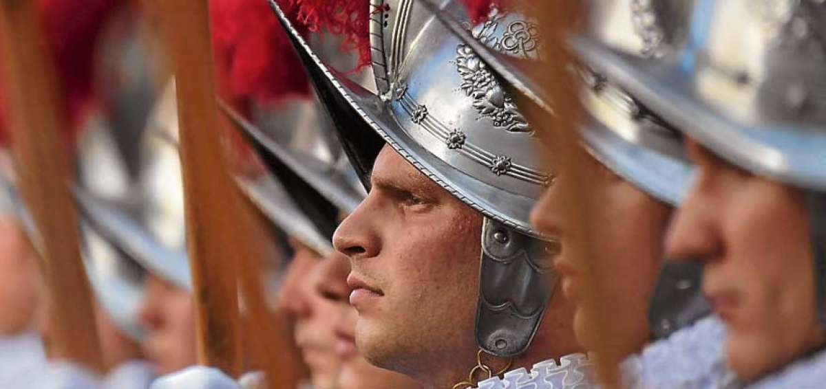 Guardias del Papa prestan juramento