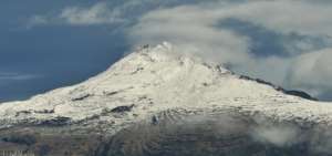 Flanco Oriental del volc&aacute;n Chiles con nieve, visto desde la ciudad de Tulc&aacute;n.