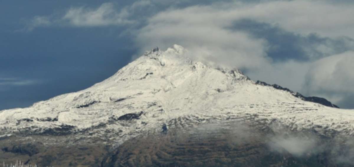 Flanco Oriental del volc&aacute;n Chiles con nieve, visto desde la ciudad de Tulc&aacute;n.