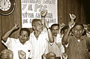 La huelga protagonizada por los jubilados del Instituto Ecuatoriano de Seguridad Social, entre junio y julio de 2004, fue un referente de la lucha por sus derechos. Su acci&oacute;n increment&oacute; las pensiones. Foto: Archivo / El Tel&eacute;grafo