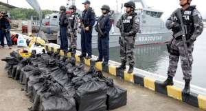 Las evidencias fueron trasladadas desde el sitio donde fueron decomisadas hasta el muelle del Comando de Guardacostas, en la Base Naval Sur. La Fiscal&iacute;a de Antinarc&oacute;ticos estar&aacute; a cargo de la investigaci&oacute;n. Foto: Eduardo Escobar |  El Tel&eacute;grafo