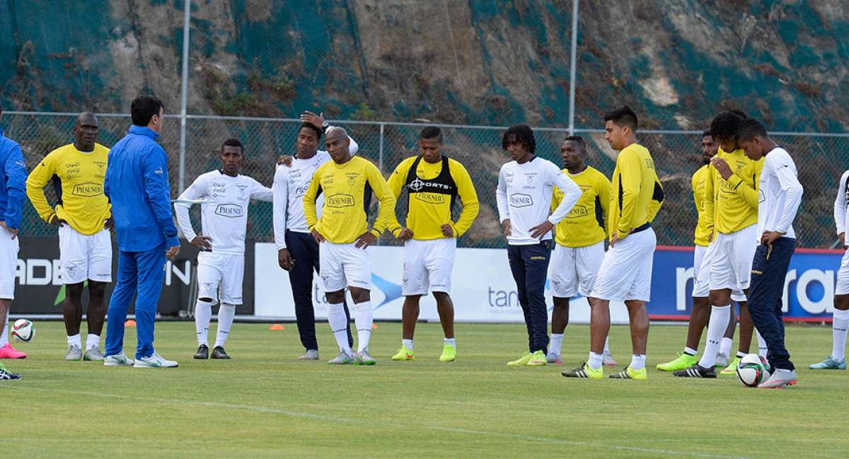 Gustavo Quinteros (azul) dirigi&eacute;ndose al grupo de jugadores en la &uacute;ltima convocatoria de la selecci&oacute;n. Foto: &Aacute;lvaro P&eacute;rez / El Tel&eacute;grafo