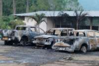 Los carros dañados tras el atentado. 