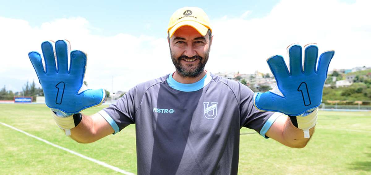 El mexicano Marcello Capirossi trabaja junto a los goleros Hern&aacute;n Gal&iacute;ndez, &Aacute;ngel Mosquera y Patrixon Padilla.