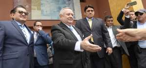 Roberto Passailaigue (en el centro), que preside la Comisi&oacute;n de Intervenci&oacute;n, dirigir&aacute; la Universidad de Guayaquil durante dos a&ntilde;os m&aacute;s.