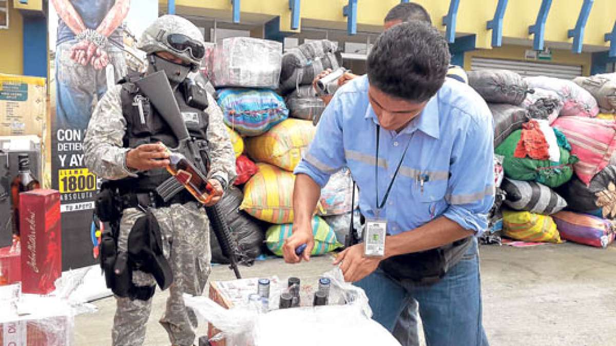 Mercader&iacute;a variada, entre licor, tel&eacute;fonos celulares y sus accesorios, ropa y otros art&iacute;culos, fue decomisada en los operativos. Foto: Fabricio Cruz.