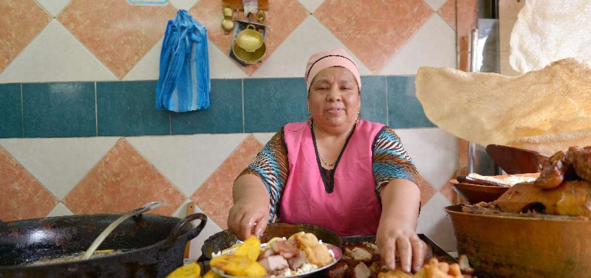 En 20 locales latacungue&ntilde;os se sirve esta delicia en platos amplios para contener todos sus componentes.