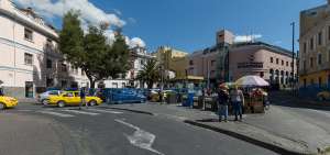 En varias calles del sector de La Mar&iacute;n se colocaron barreras met&aacute;licas para impedir que los comerciantes informales se instalaran en las aceras.