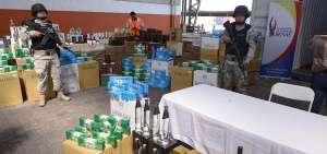 La aduana retuvo contenedor que guardaba licores, cigarrillos y ropa, pero que declar&oacute; polietileno, materia prima para hacer pl&aacute;stico. 