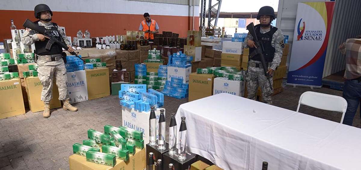 La aduana retuvo contenedor que guardaba licores, cigarrillos y ropa, pero que declar&oacute; polietileno, materia prima para hacer pl&aacute;stico. 