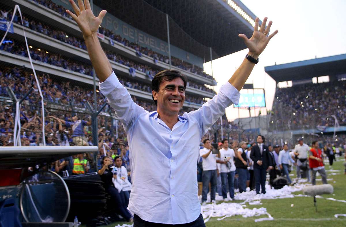 Gustavo Quinteros es el primer entrenador en lograr un bicampeonato en el pa&iacute;s. Foto: Cortes&iacute;a Andes