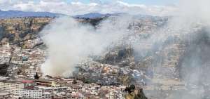 Bomberos combaten varios incendios forestales en Quito