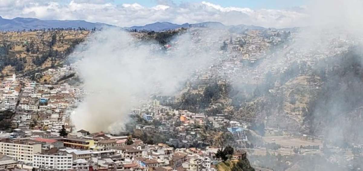 Bomberos combaten varios incendios forestales en Quito