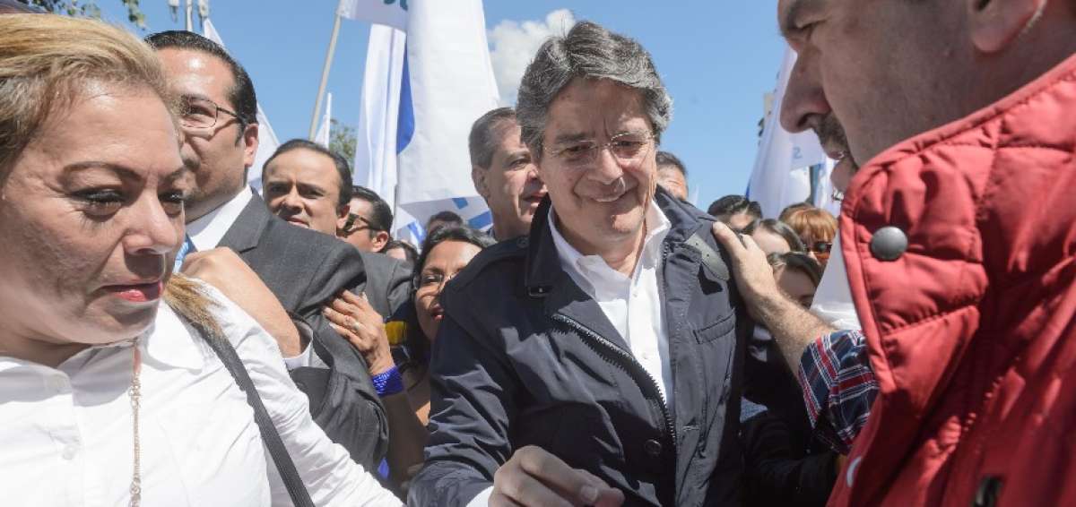 Guillermo Lasso inscribi&oacute; ayer su candidatura presidencial en el CNE.