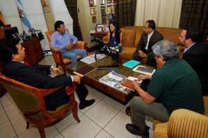 El prefecto Jimmy Jairala y las asamble&iacute;stas Marcela Agui&ntilde;aga y Liuba Cuesta, se reunieron ayer en el Gobierno Provincial de Guayas. Foto: Cortes&iacute;a
