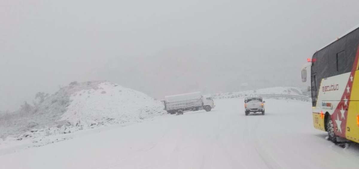 La granizada provoc&oacute; una densa capa de hielo en la v&iacute;a.