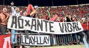 En las gradas, los hinchas de la selecci&oacute;n anfitriona mostraron pancartas con mensaje de apoyo a Arturo Vidal, quien el mi&eacute;rcoles pasado choc&oacute; su Ferrari mientras conduc&iacute;a abri&oacute; en las afueras de Santiago. Foto: AFP