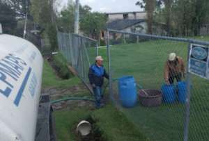 En Quito, tanqueros abastecen de agua a comunidades en Pintag, La Merced y Alangasí tras la ruptura de una tubería.