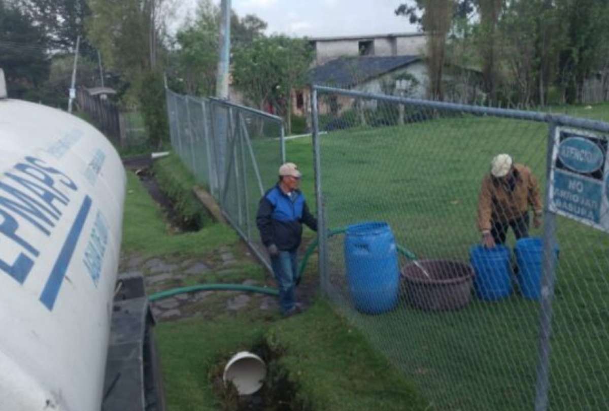 En Quito, tanqueros abastecen de agua a comunidades en Pintag, La Merced y Alangasí tras la ruptura de una tubería.
