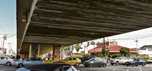 El puente que une dos avenidas del norte de Guayaquil, sobre la Agust&iacute;n Freire, presenta da&ntilde;os por raspones de automotores pesados y cabezales.