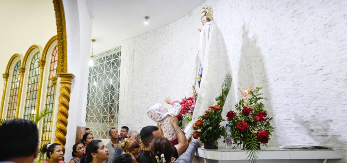 Cientos de feligreses a diario visitan la iglesia de Montecristi para agradecer a la Virgen de Monserrate y orar en su altar.