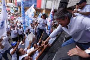 Manifestantes que marchan a favor del Gobierno se concentran en la Plaza Grande