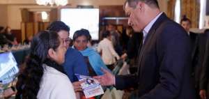El presidente Rafael Correa saluda a uno de los familiares de personas que se registran como desaparecidos.