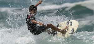 &rarr;Rickson Falcao hace un truco sobre una ola en su natal Saquarema, una de las playas m&aacute;s visitadas por los surfistas locales y de todo el mundo. 