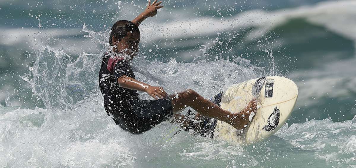 &rarr;Rickson Falcao hace un truco sobre una ola en su natal Saquarema, una de las playas m&aacute;s visitadas por los surfistas locales y de todo el mundo. 