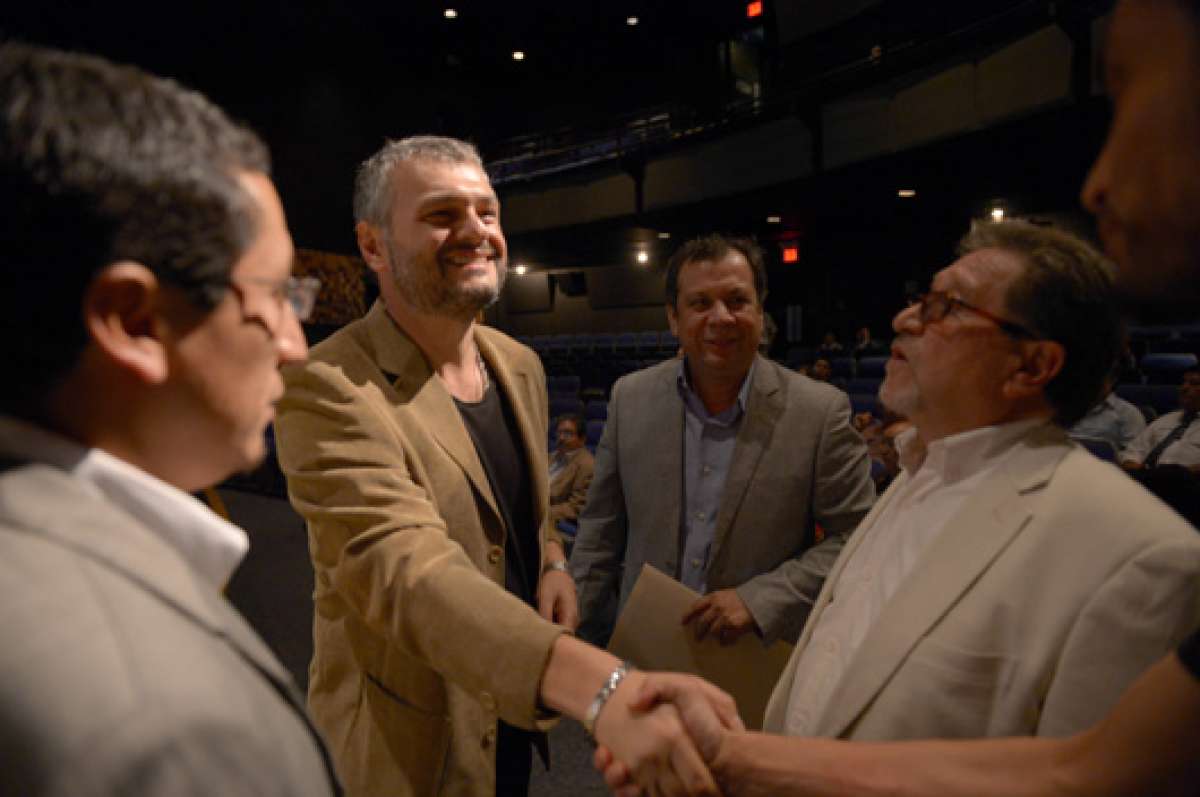 Maximiliano Donoso (der.), viceministro de Cultura y Patrimonio, dialog&oacute; con David Harutyunyan y Gorki Elizalde, titular y director ejecutivo de la OSG. Foto: Eduardo Escobar