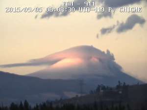 El volc&aacute;n Cotopaxi amanece con emisi&oacute;n de vapor y ceniza