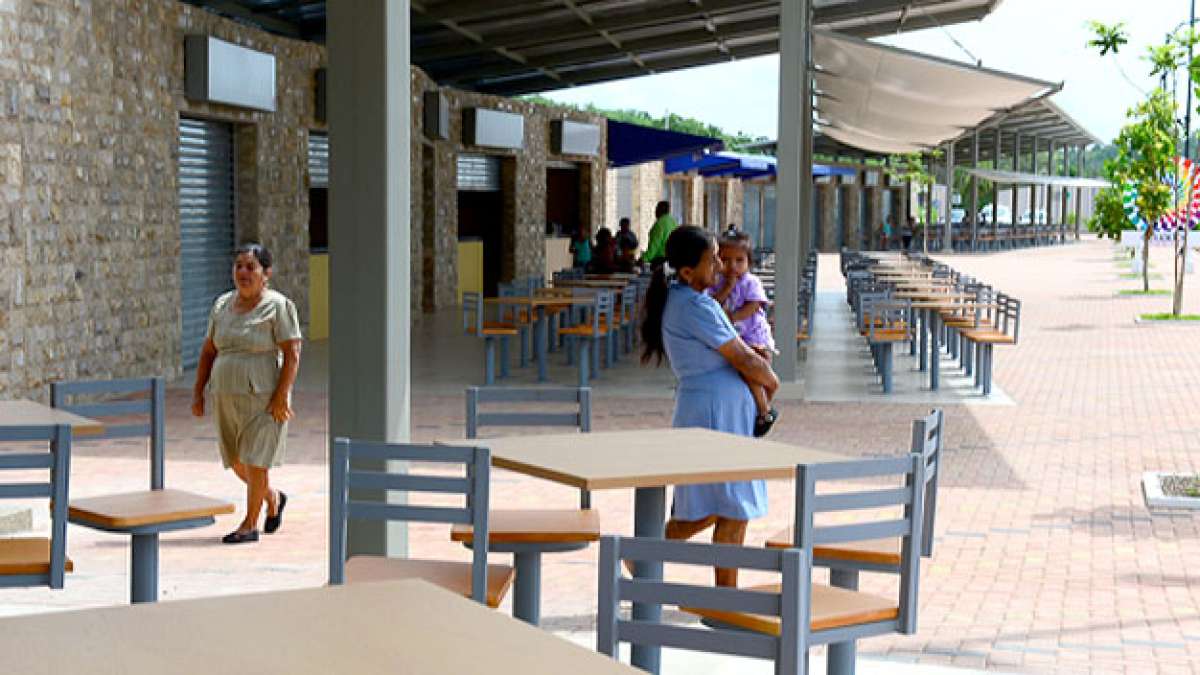 A cincuenta personas les adjudicaron  puestos hace pocos d&iacute;as en la Plaza Gastron&oacute;mica, donde, adem&aacute;s, funcionar&aacute;n oficinas de la CTE. Foto: Miguel Castro |  El Tel&eacute;grafo