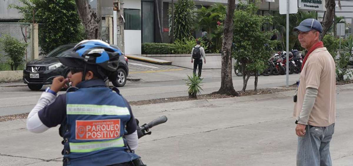 Los cuidadores, tambi&eacute;n conocidos como &ldquo;franeleros&rdquo;, consideran que  los parqu&iacute;metros atentan contra sus puestos de trabajo y sustento diario.