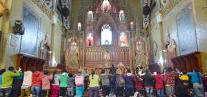 Tras su llegada a Ba&ntilde;os, la primera acci&oacute;n que los caminantes realizaron fue agradecer de rodillas a la patrona del cant&oacute;n, en el altar principal del templo.