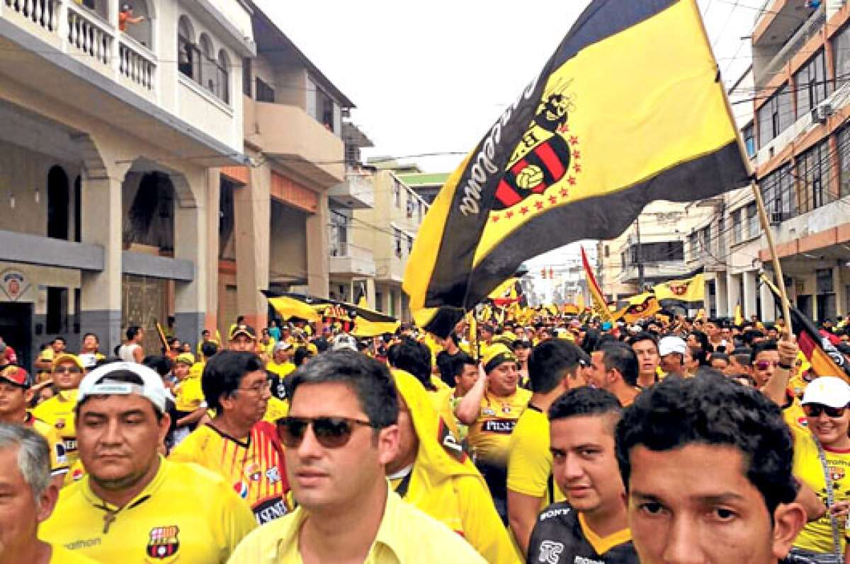 Miles de fan&aacute;ticos &lsquo;canarios&rsquo; participaron en la celebraci&oacute;n realizada la tarde de ayer. Foto: Tomado del twitter.