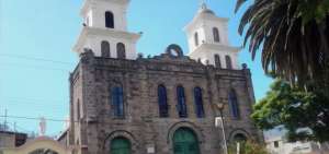 La poblaci&oacute;n de Pu&eacute;llaro, tradicional por su iglesia antigua, espera culmine el a&ntilde;o lectivo y con &eacute;l, que el 50% de la obra de construcci&oacute;n del coliseo.